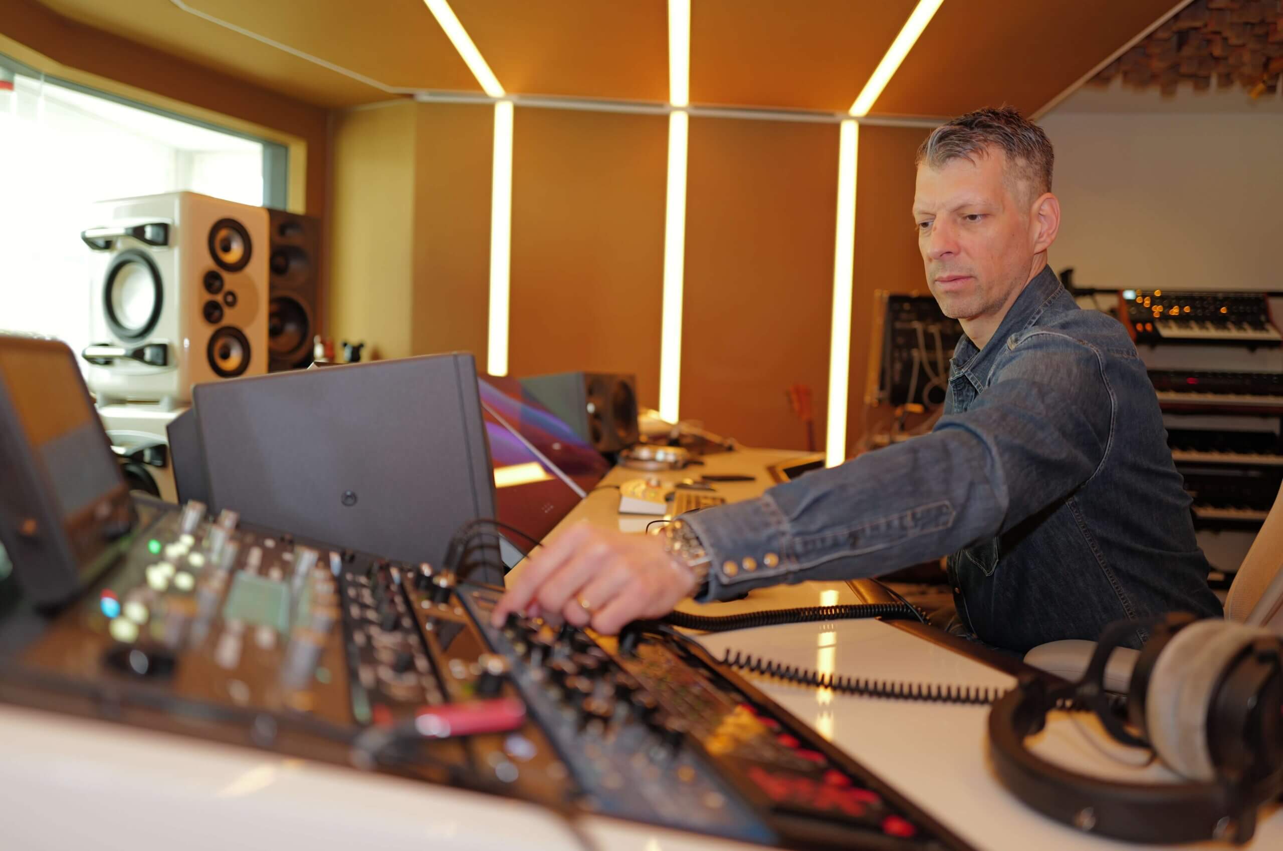 <a href="https://www.instagram.com/sesa.wav/" target="_blank" rel="noopener">SERHAT SAKIN</a>