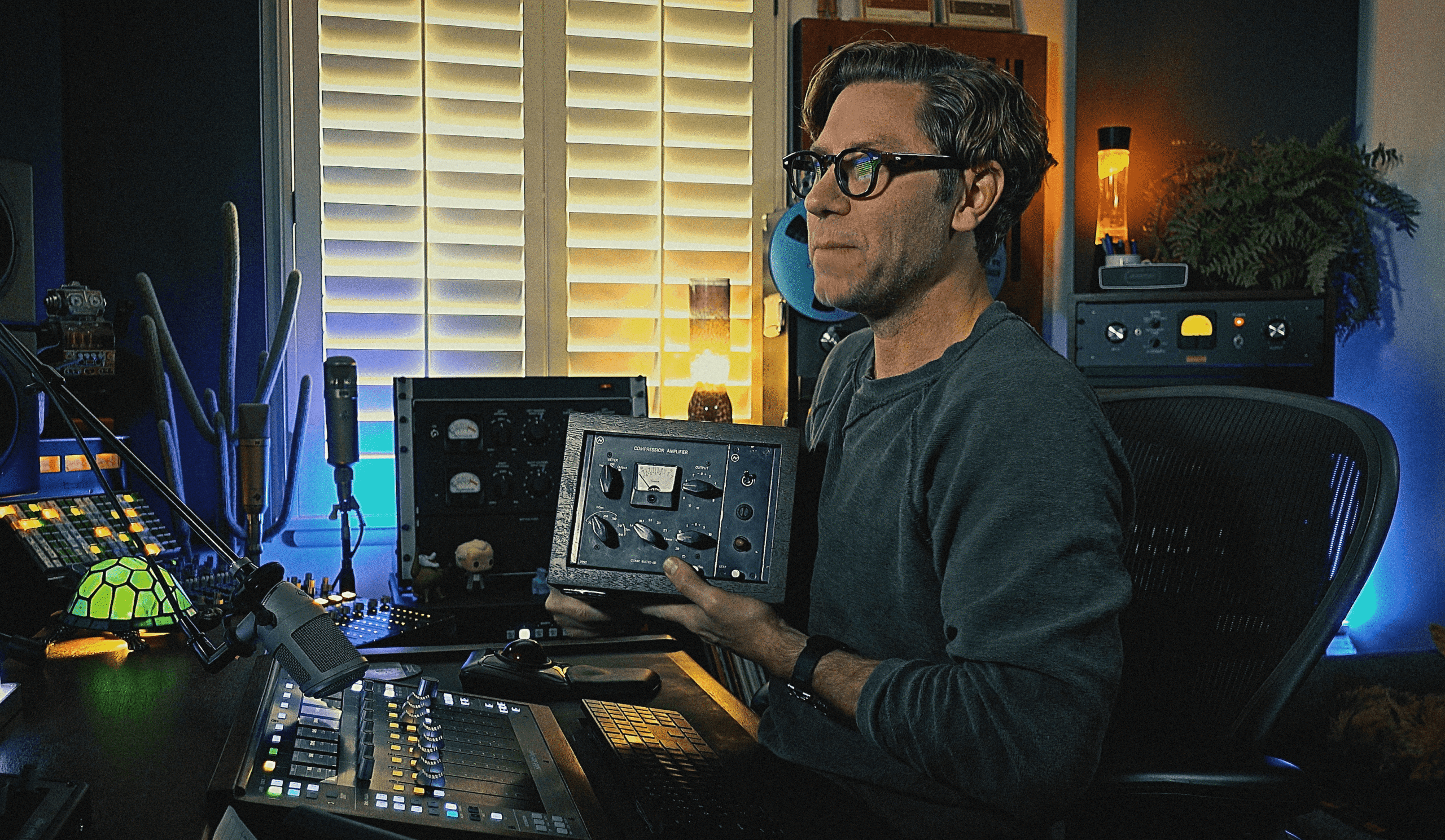 Neve 2252 コンプレッサーを手にするMarc Daniel Nelson